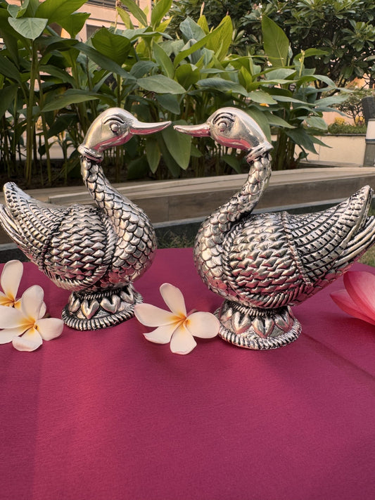DESHANA Pair of Silver Plated Antique Duck Statues – A Luxurious Blend of Artistry and Elegance