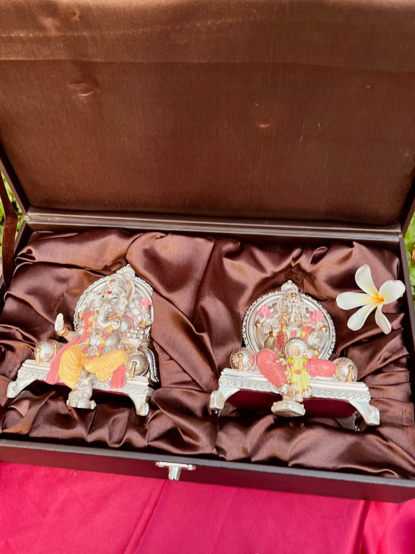 DESHANA Antique Silver Plated Lord Ganesha and Maa Laxmi – Coloured – A Divine Pair of Prosperity and Blessings